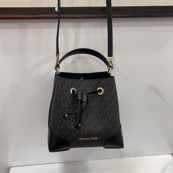 MICHAEL KORS 35F2GM9M1B MERCER SMALL BUCKET DRAWSTRING CROSSBODY IN BLACK - Picture 10 of 16
